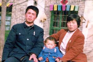 李國俊全家合影（右：李國俊；左：丈夫孫讀賢，中：兒子孫海波）