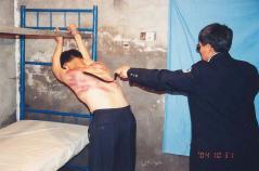 酷刑演示：吊銬毒打