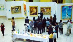 麻省理工學院舉辦「真善忍國際美展」，觀眾聆聽解說