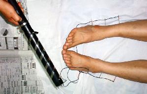 中共酷刑示意圖：用電針電擊