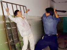 酷刑演示：用橡膠警棍毒打