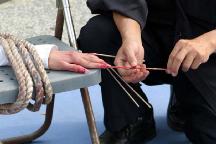 演示：竹籤刺手指甲