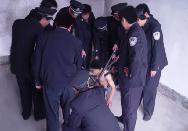 酷刑演示：電棍電擊