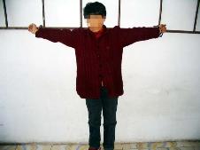 酷刑演示：兩臂側平舉長時間罰站