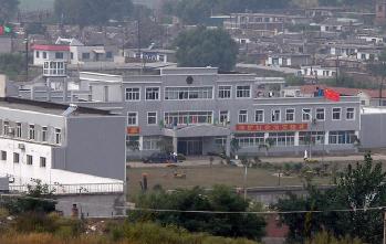 撫順市看守所的院落和辦公樓近照