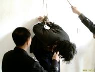 酷刑演示：吊銬