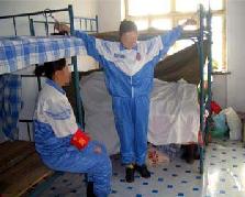 酷刑演示：將雙手銬住吊在床上
