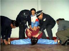 酷刑演示：將法輪功學員的雙腿橫劈至最大極限