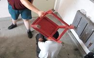 酷刑演示：凳子砸頭