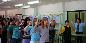 師生們一起學煉法輪功第二套功法──法輪樁法
