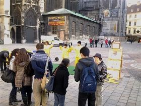 學員們的功法展示和真相展板，吸引了人們前來了解真相