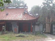 三聖寺洗腦班在寺廟右邊大門內前行五米左轉