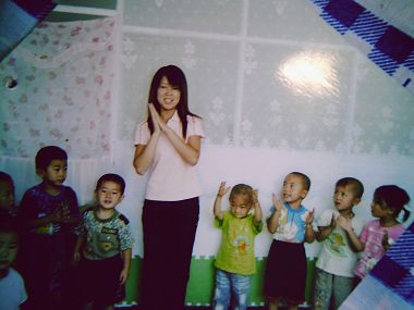 胡苗苗和幼兒園的孩子們在一起