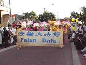 法輪功學員參加西澳海濱城市曼都拉市的聖誕大遊行