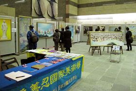 人們絡繹不絕的觀看了活動中心的畫展