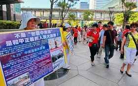 大陸遊客一下車即被沿路的真相展板吸引