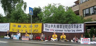 學員們在中領館前
