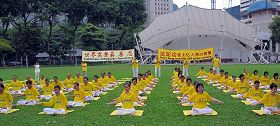 法輪功學員在演示功法