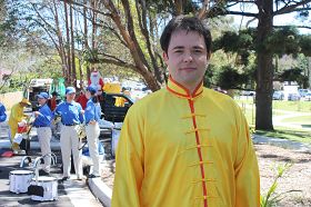 定居悉尼的法輪功學員法國人托馬斯﹒多布森（Thomas