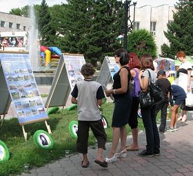 阿巴坎市的居民被法輪功在中國受迫害的真相所震驚