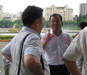 林嘉祥經常去旅遊景點講真相，告訴人們法輪大法的美好
