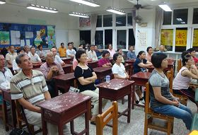 '「法輪功學習班」參加者專注地聽課'