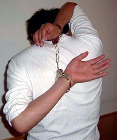 酷刑演示：背銬