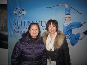 來自深圳的大陸移民陶安娜（右）是一位中醫師，第一次觀看神韻。她連續表示，實在是太好看了，太好看，非常好看。
