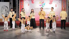 '逍遙心小合唱團與荳荳園的小朋友們。'