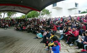 '演出時吸引了大批民眾聆聽。'