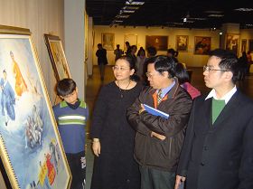 江聰淵議員（右一）賴瑞鼎議員（右二）觀賞畫作