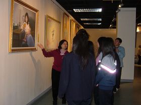 導覽人員向觀眾解說作品內涵