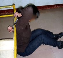 酷刑演示：雙手反銬在床頭