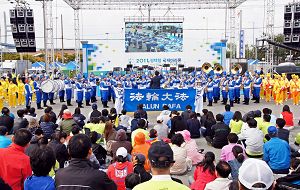 在歡迎活動中，每當天國樂團演奏結束後，選手們和市民們都大聲鼓掌喝彩