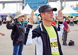 市民們跟著學煉法輪功
