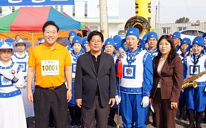平澤市市長和天國樂團合影留念。