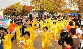 '法輪功煉功表演及天國樂團演奏備受歡迎'