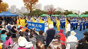 '天國樂團和法輪功煉功演示團贏得了市民們的熱烈掌聲和喝彩。'