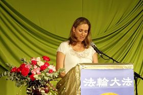 法輪大法學員在法會上交流修煉心得