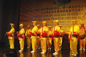 馬來西亞法輪功學員組成的腰鼓隊在千人宴上表演，把法輪大法的美好帶給大家。