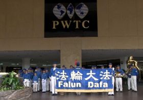 天國樂團成員在吉隆坡太子世界貿易中心正門口集合。