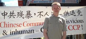二零一零年九月四日，十九歲的約翰在唐人街講真相
