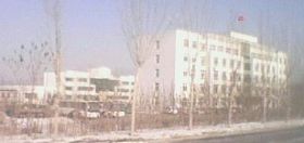本溪勞教所的機關樓 （前面的是本溪勞教所的機關樓，後面的是勞教人員的宿舍