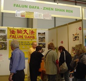 人們詢問法輪功信息並簽名譴責中共迫害