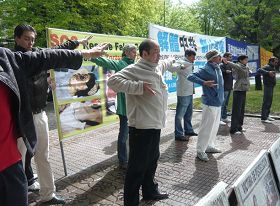 雨過天晴，學員們演示優美舒緩的法輪功五套功法