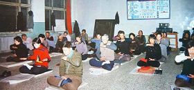 （歷史圖片：1999年7月20日前，雙城法輪功學員冬季在室內集體煉功）