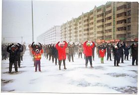 （歷史照片：1999年7月20日前，雙城法輪功學員在東門煉功點集體煉功）
