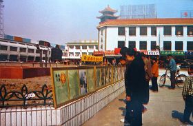 （歷史照片：1999年7月20日前，雙城市市民在公共場所觀看法輪大法宣傳展板）