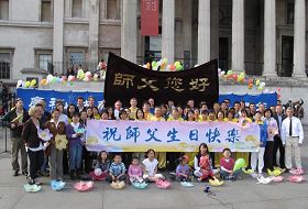 英國法輪功學員合影，恭祝師尊李洪志先生六十華誕