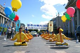 中西方學員的功法展示